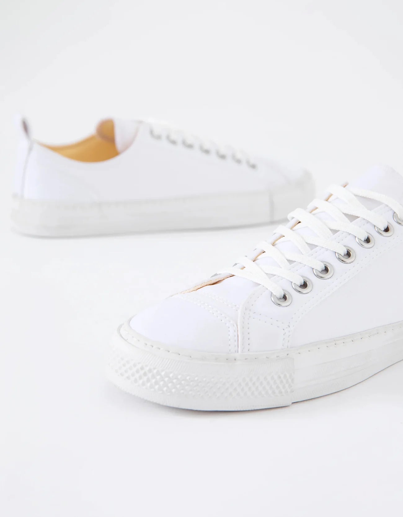 CLASSIC GO-TO LACE-UP SNEAKERS
