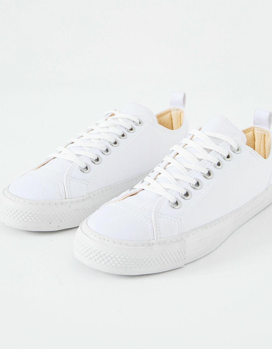 CLASSIC GO-TO LACE-UP SNEAKERS
