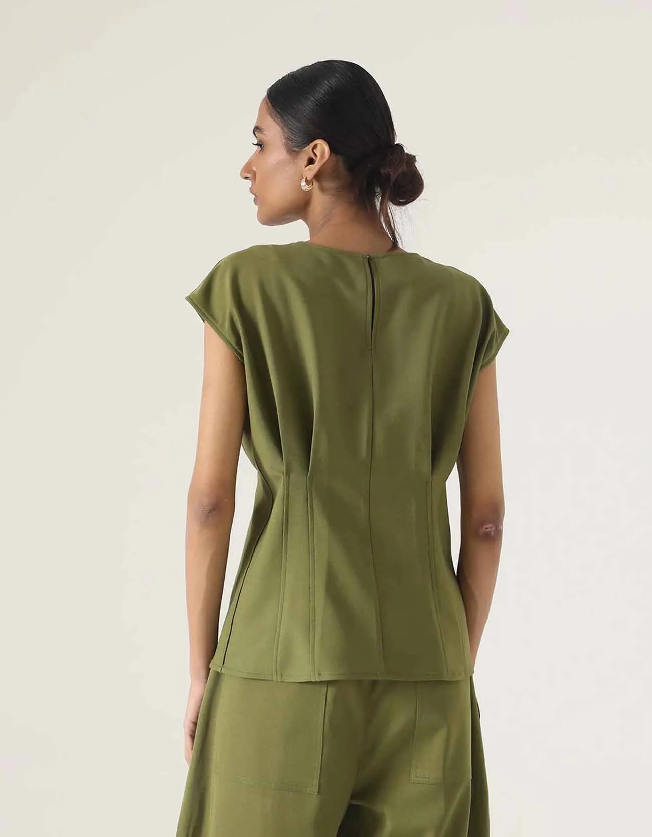 SLEEVESLESS FITTED BLOUSE