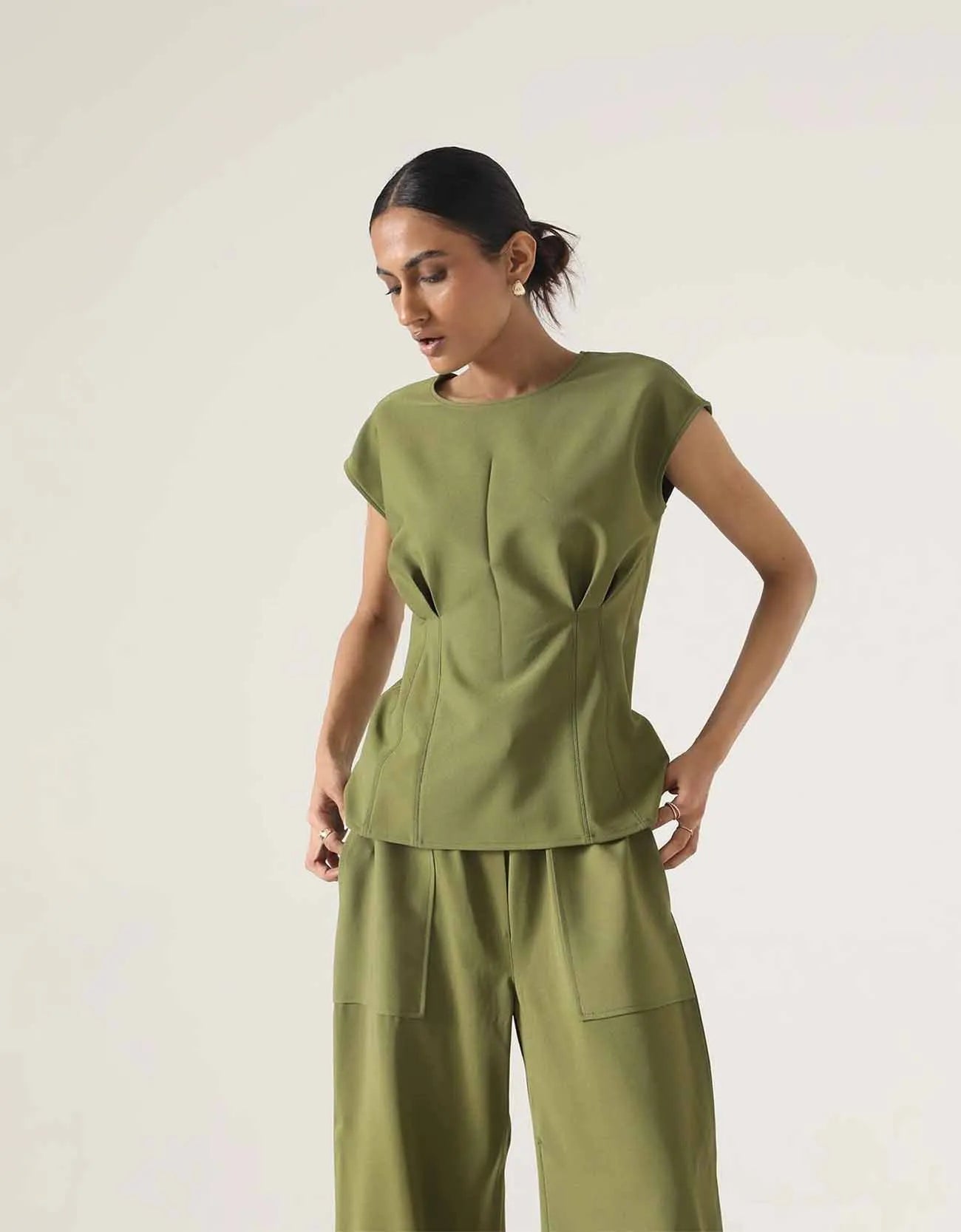 SLEEVESLESS FITTED BLOUSE