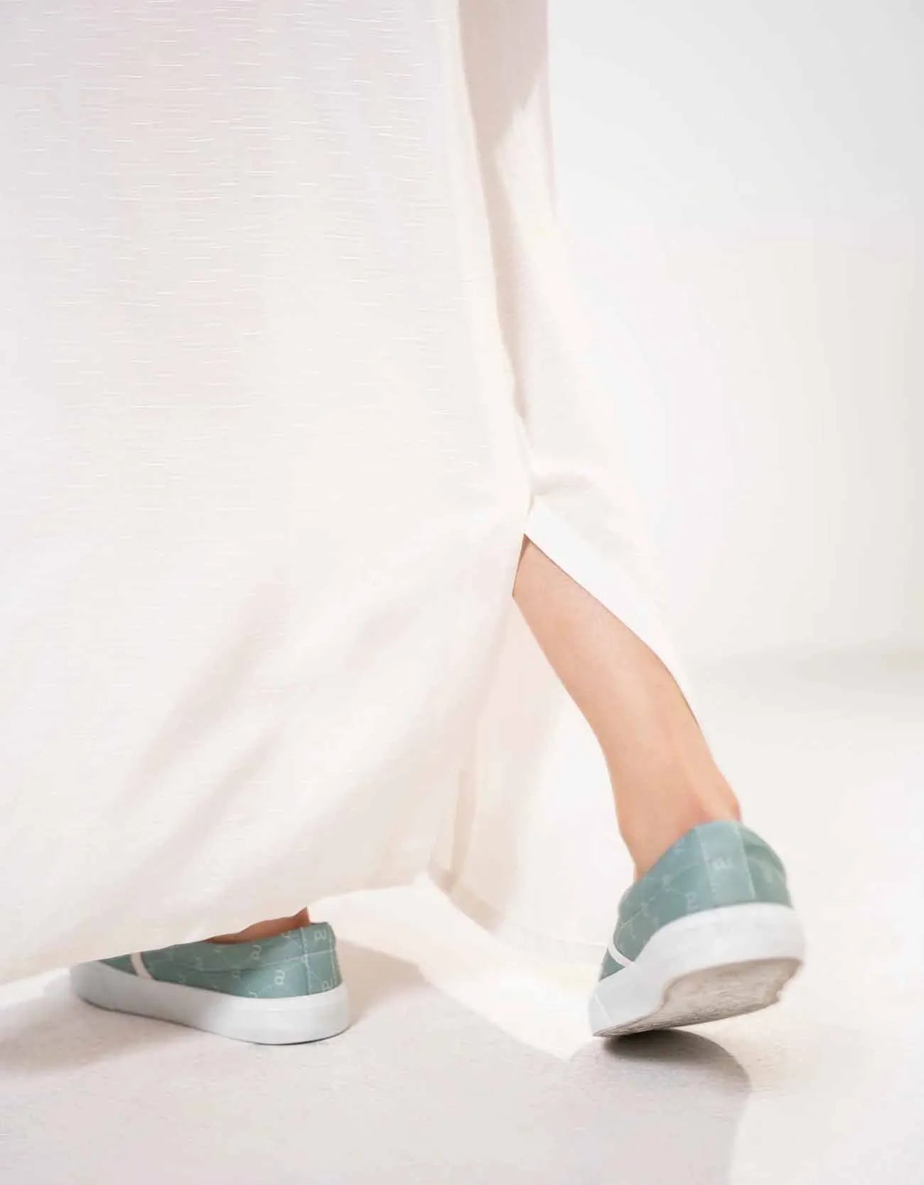 STRAIGHT HALTER NECK DRESS