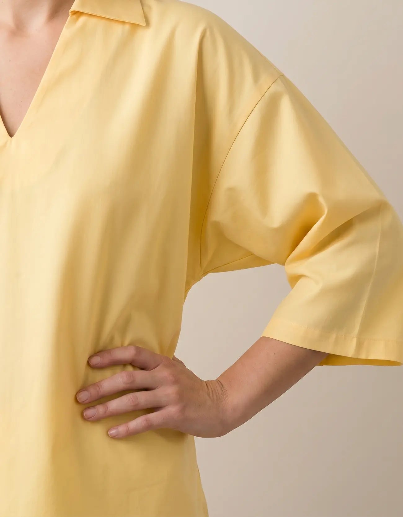 RELAXED V-NECK SHIRT