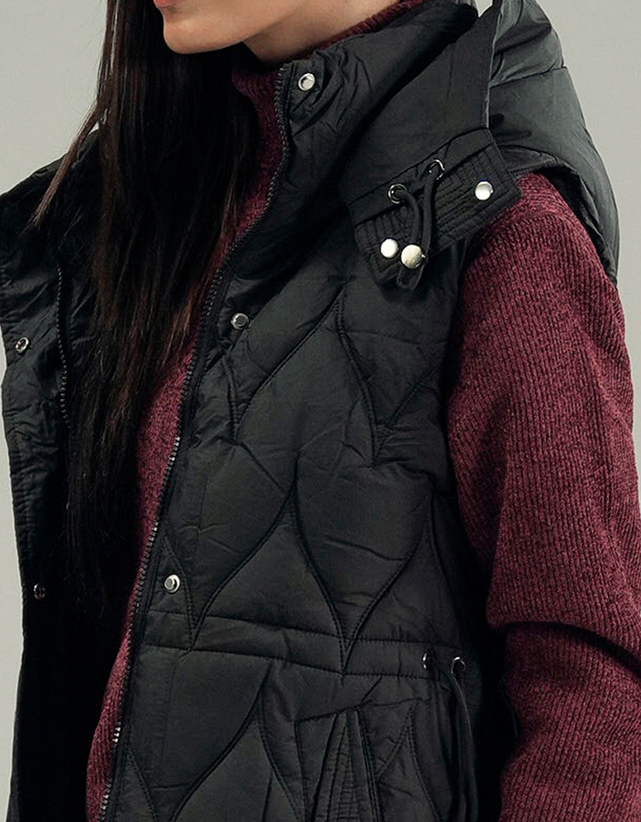 HOODED WINDPROOF SLEEVELESS PUFFER