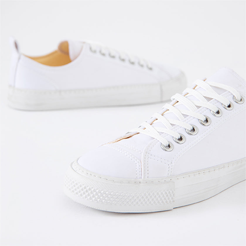 CLASSIC GO-TO LACE-UP SNEAKERS