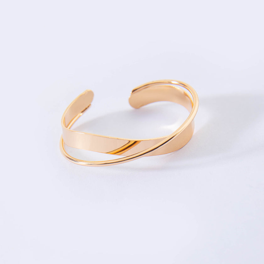 SLEEK GOLDEN CUFF