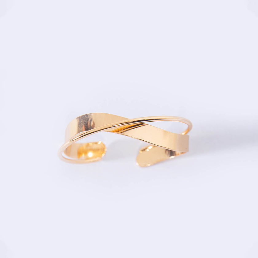 SLEEK GOLDEN CUFF