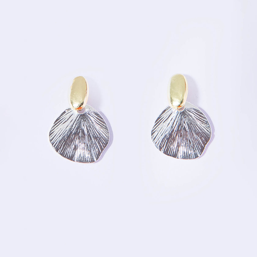 SHELL SHAPED PENDANT EARRINGS