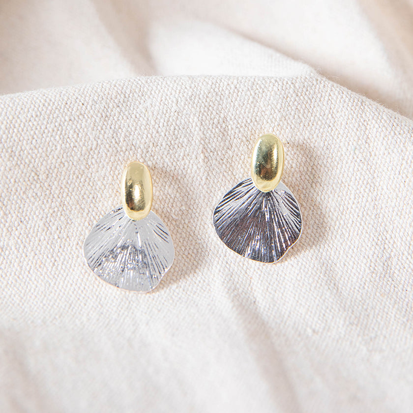 SHELL SHAPED PENDANT EARRINGS