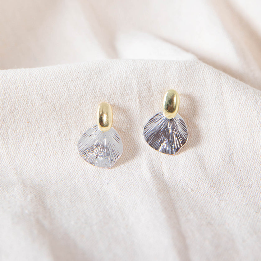 SHELL SHAPED PENDANT EARRINGS