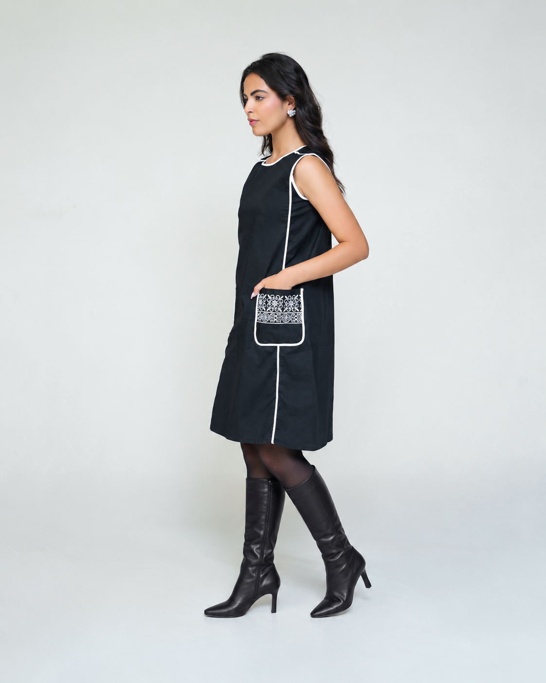 WOMEN SLEEVELESS PATCH POCKET DRESS