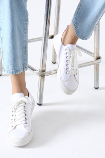 CLASSIC GO-TO LACE-UP SNEAKERS