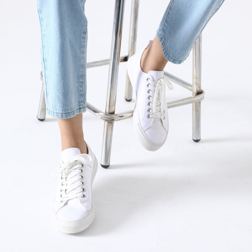 CLASSIC GO-TO LACE-UP SNEAKERS