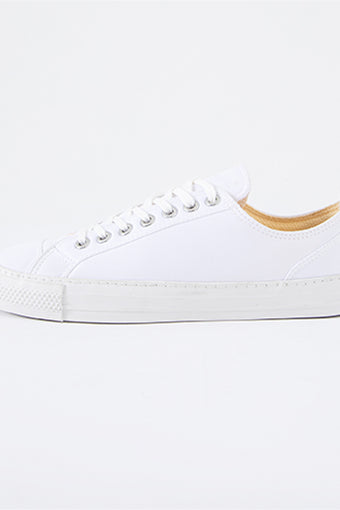 CLASSIC GO-TO LACE-UP SNEAKERS