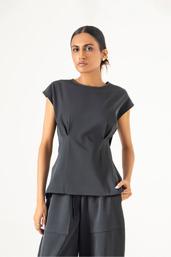 SLEEVESLESS FITTED BLOUSE