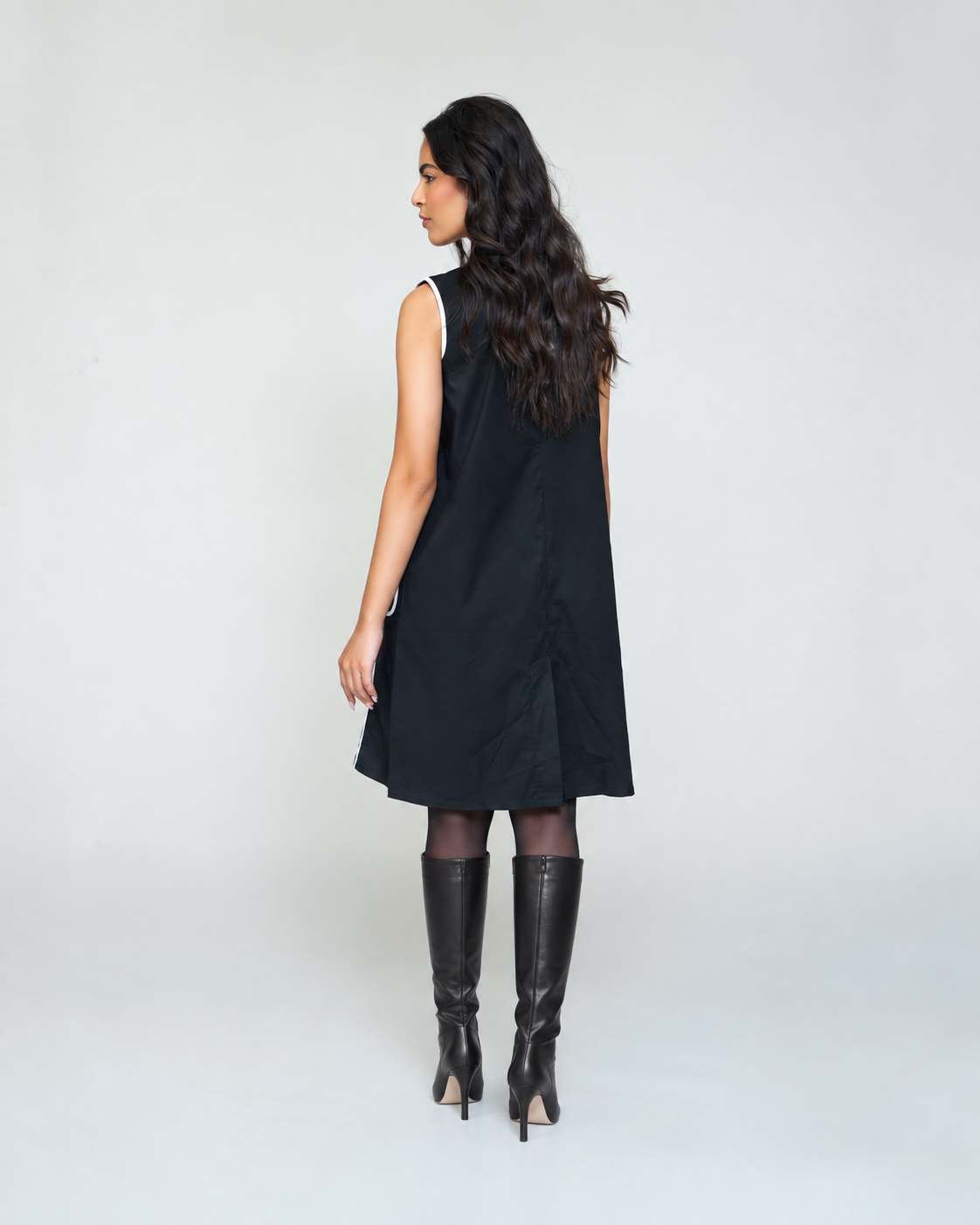 WOMEN SLEEVELESS PATCH POCKET DRESS