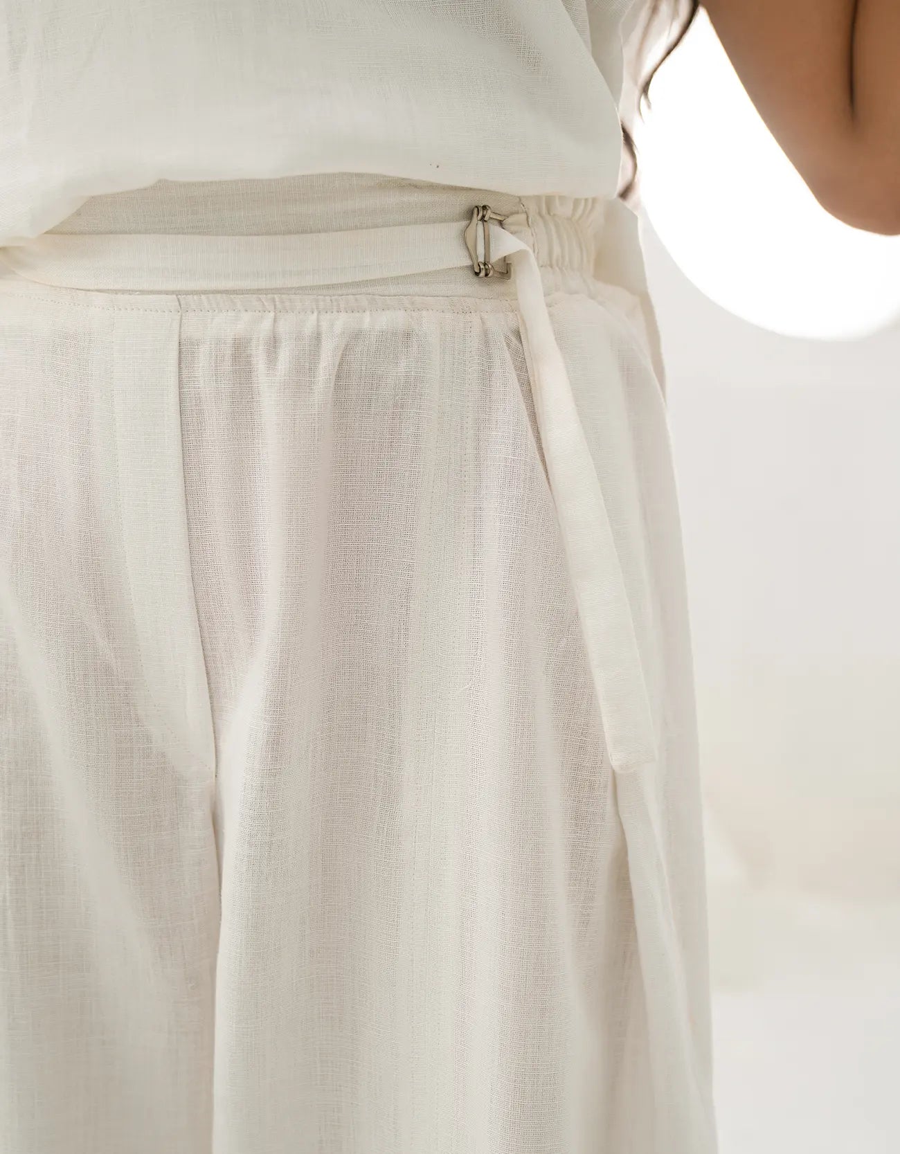 LINEN BUCKLED TROUSER WITH PANEL