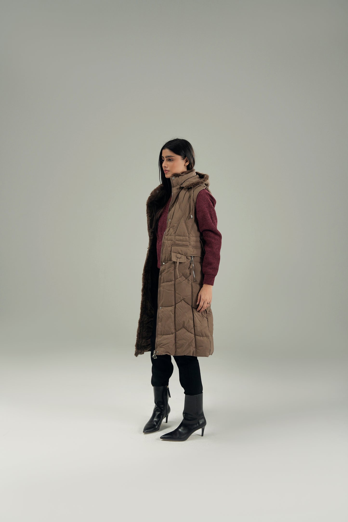 HOODED SLEEVELESS PUFFER JACKET