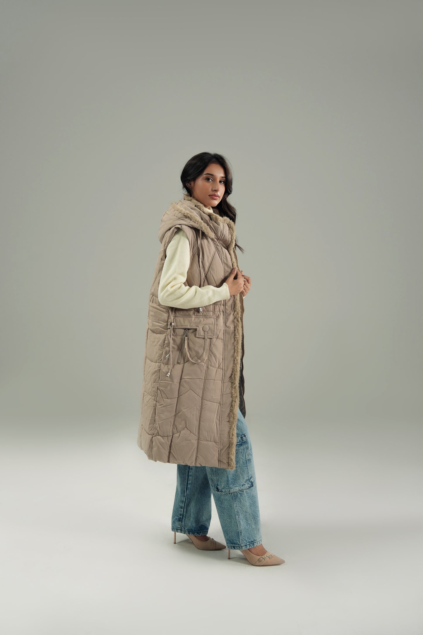 HOODED SLEEVELESS PUFFER JACKET