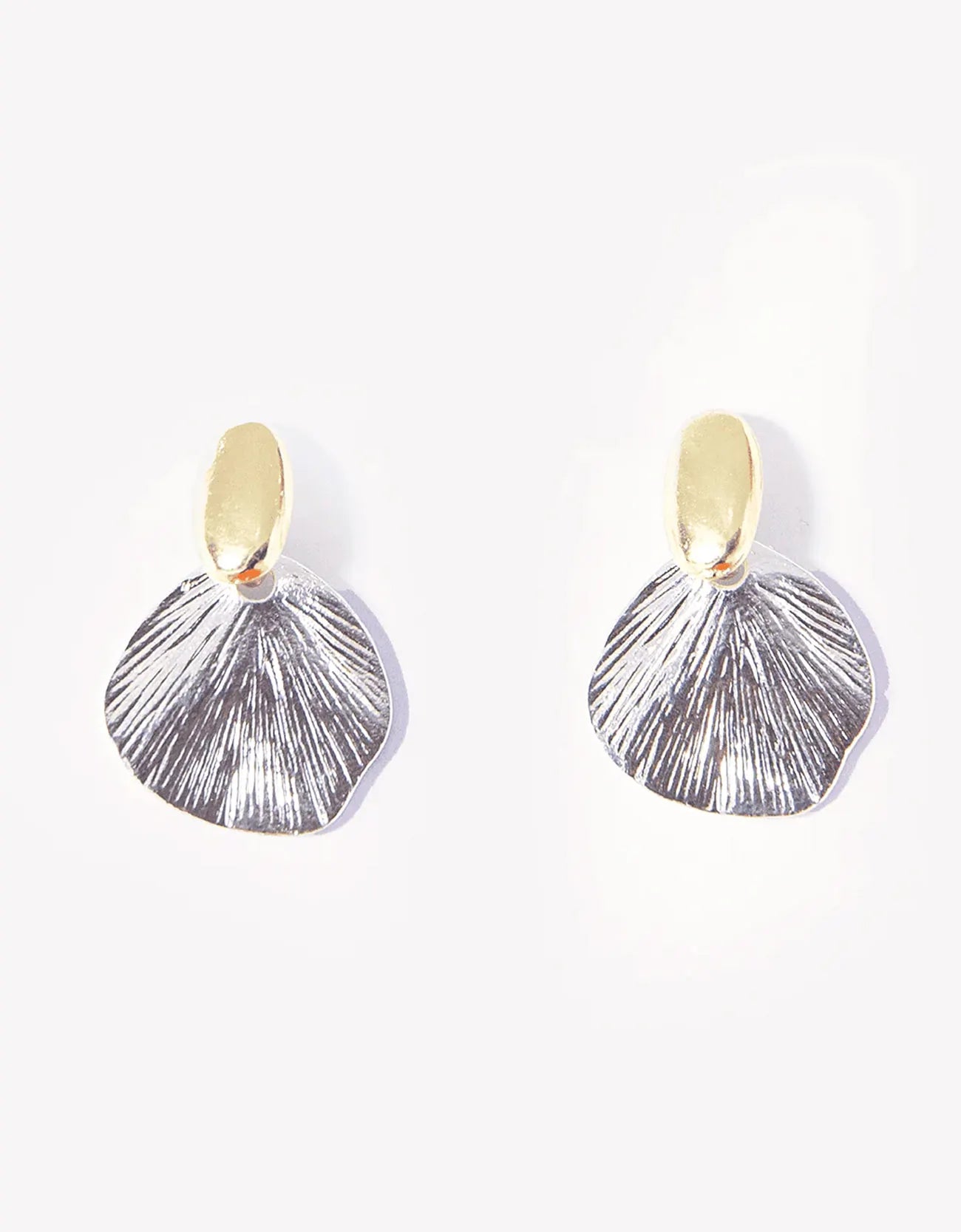 SHELL SHAPED PENDANT EARRINGS