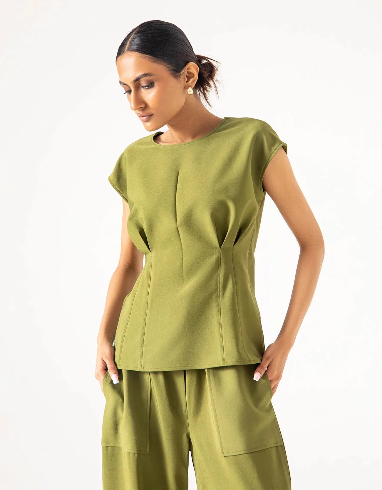 SLEEVESLESS FITTED BLOUSE