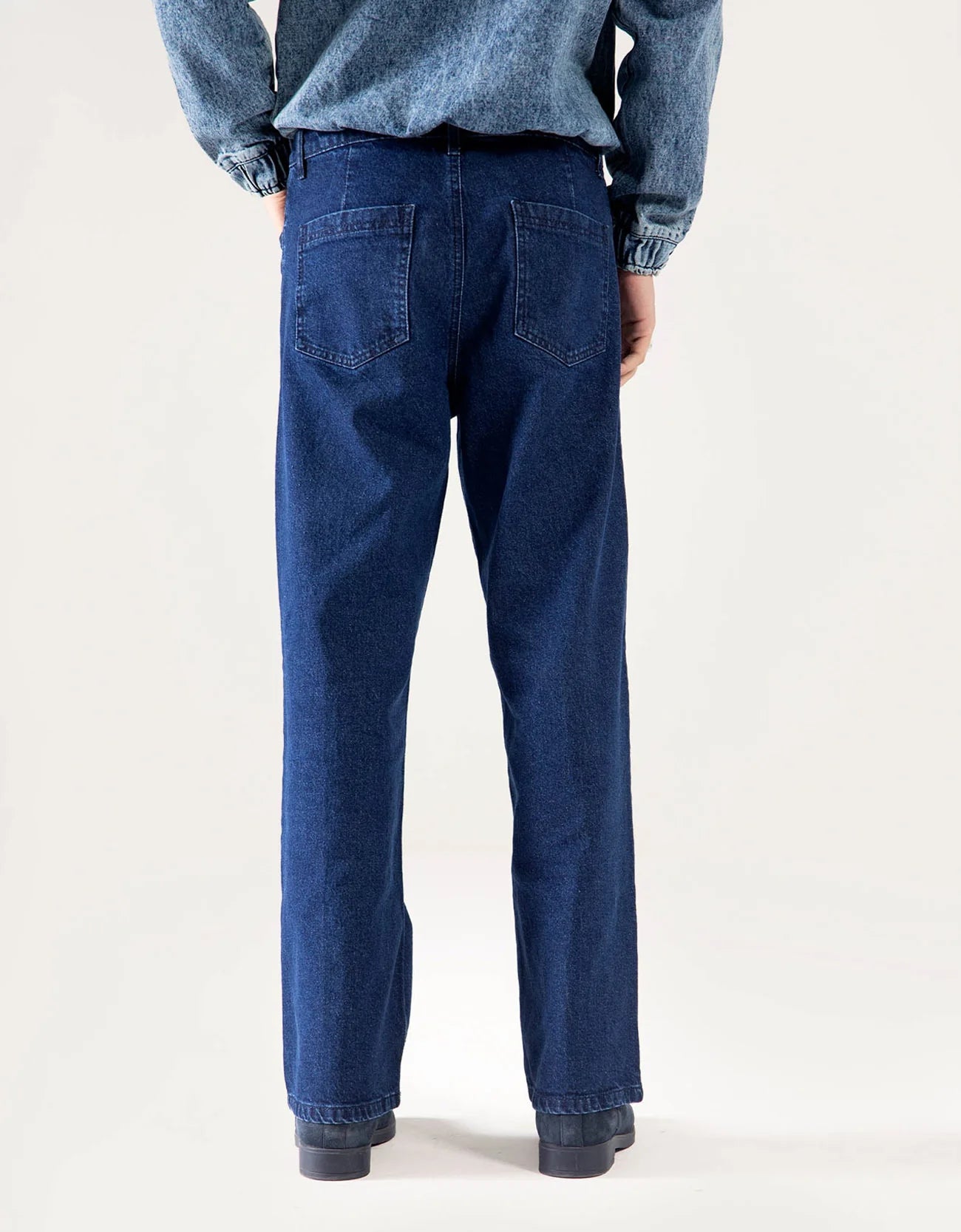 CLASSIC LOOSE FIT JEANS