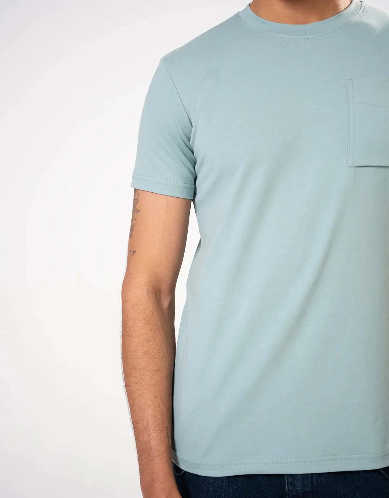 PATCH POCKET CREW NECK TEE