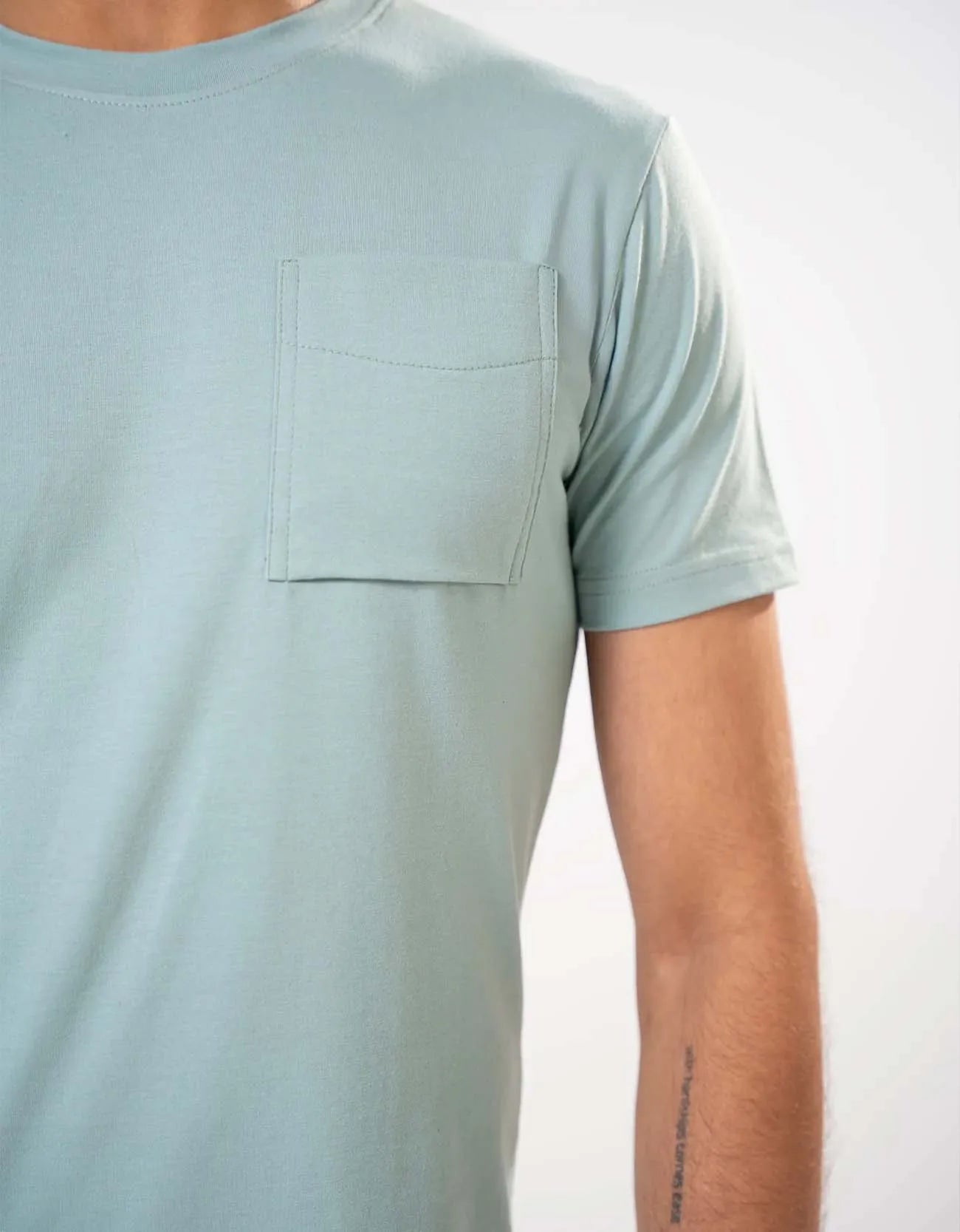 PATCH POCKET CREW NECK TEE
