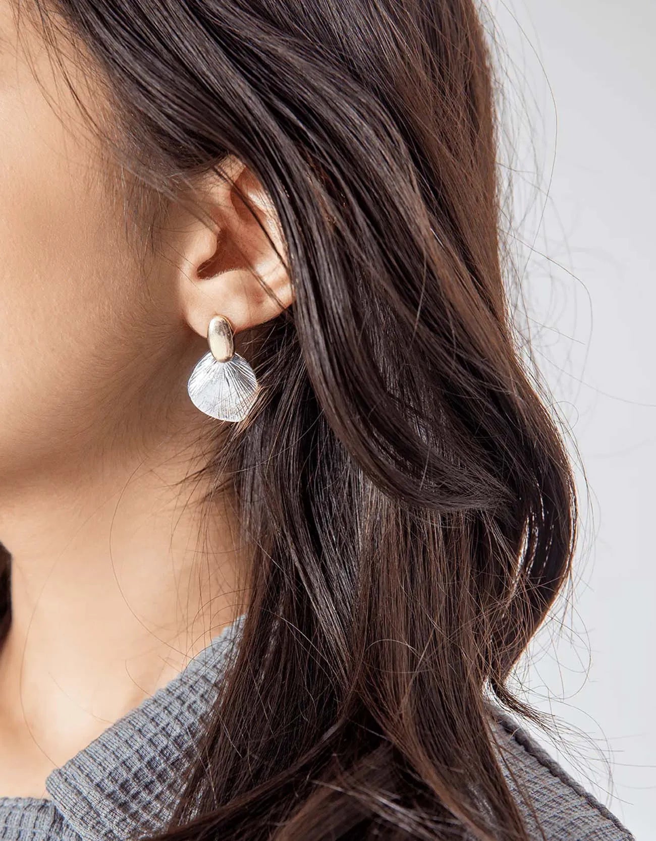 SHELL SHAPED PENDANT EARRINGS