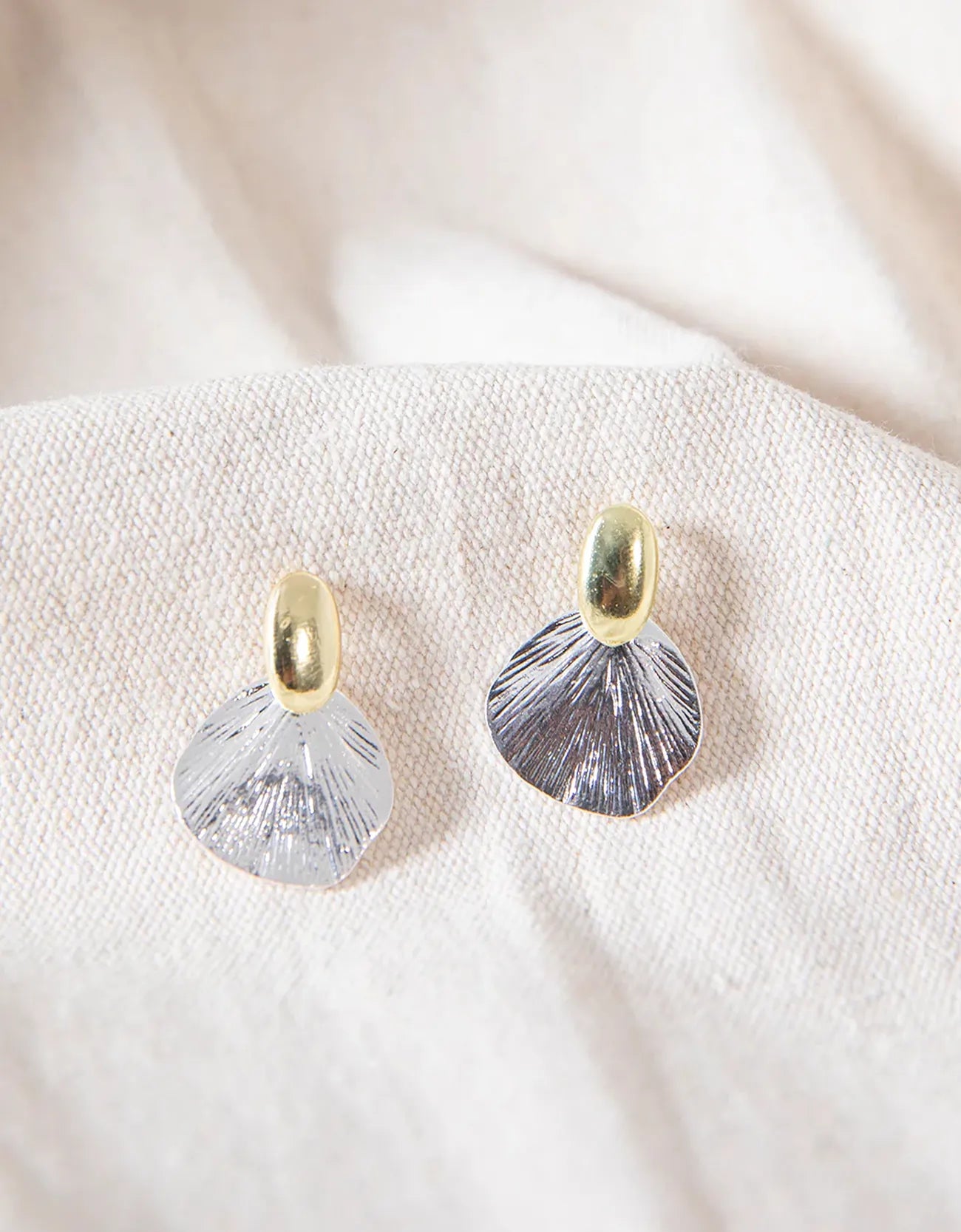 SHELL SHAPED PENDANT EARRINGS