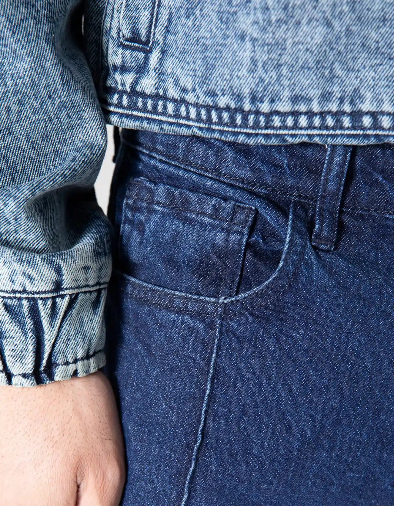 CLASSIC LOOSE FIT JEANS