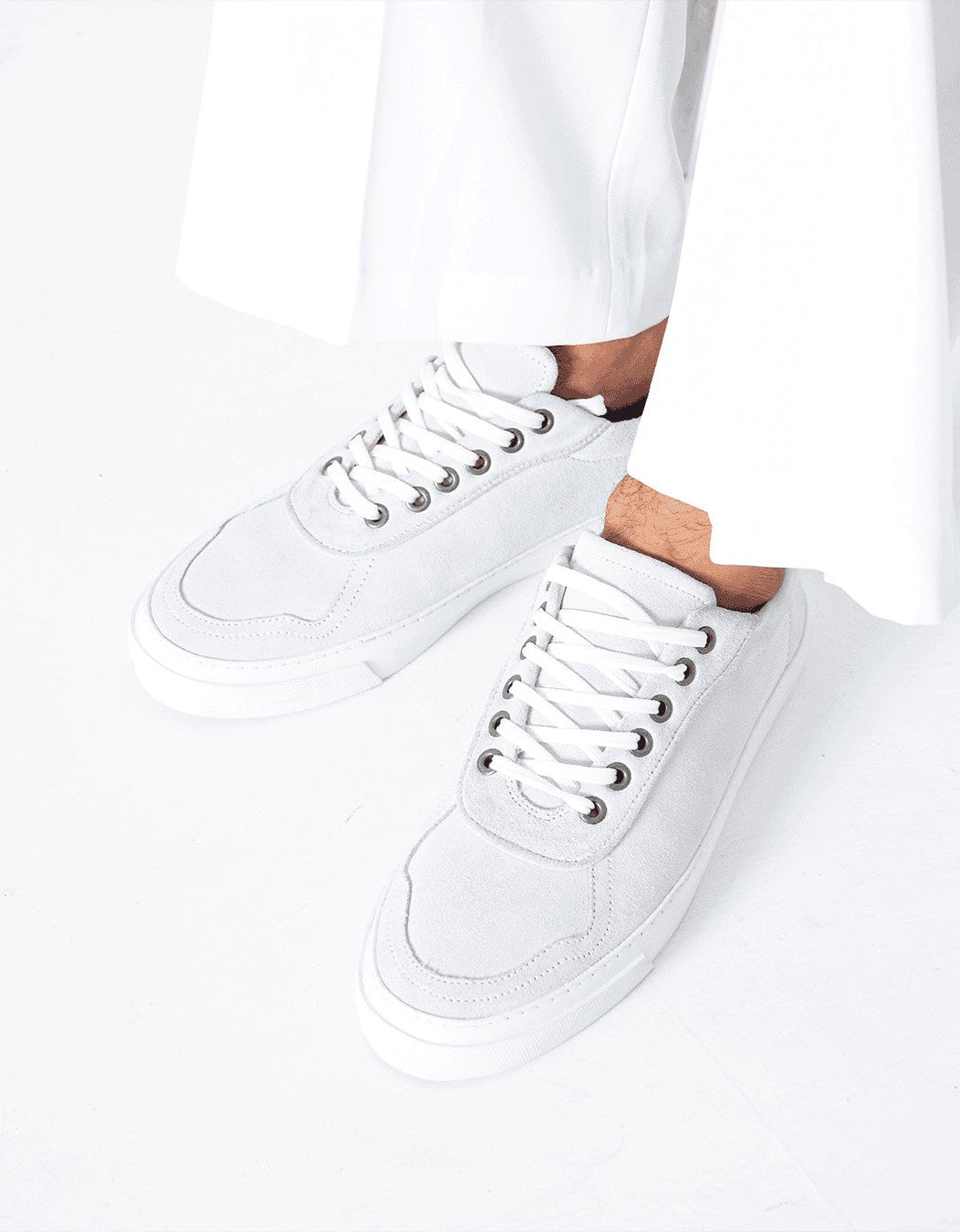 CLASSIC GO-TO LACE-UP SNEAKERS